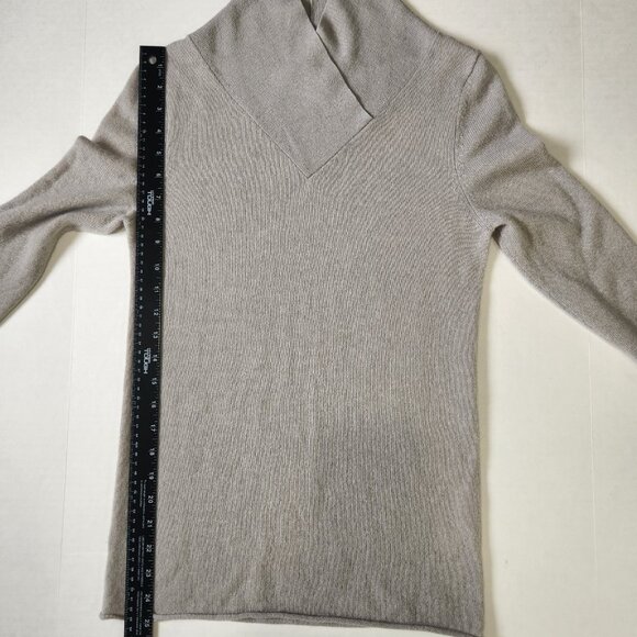 MM. LaFleur Cashmere Sweater XS Light Gray V-Neck Rolled Hem Lightweight Cozy - Picture 6 of 8